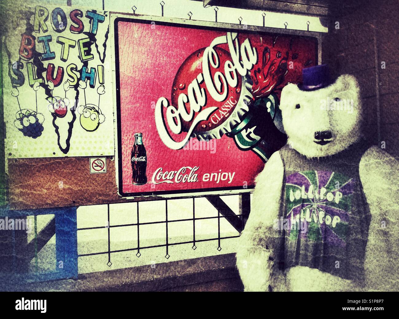 Eingang zu einem Corner Store in einer Stadt am Strand. - Smartphone-aufgenommenes Stockfoto