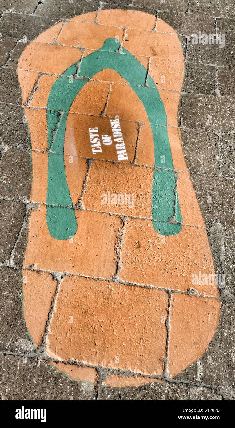 Große orange lackiert Strand Sandale auf Pflaster. Stockfoto