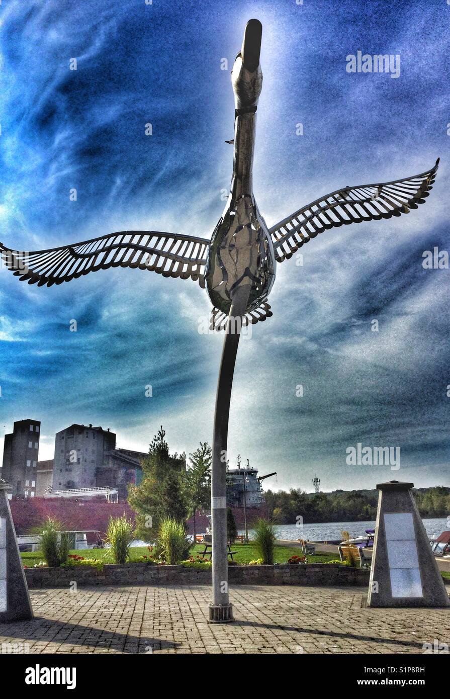 Große Edelstahl Statue der Freiheit Swan in Midland, Ontario. Stockfoto