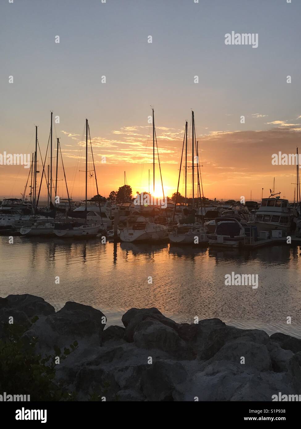 Atemberaubenden goldenen Sonnenuntergang über der Bucht von San Diego mit der Marina im Hintergrund und die Bucht Felsen. Stockfoto