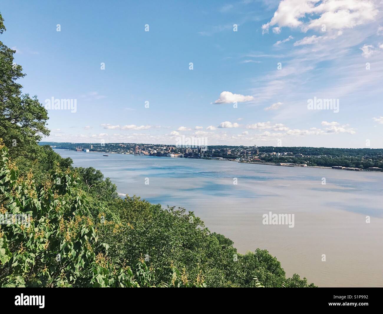 Blick auf den Hudson River in Richtung Yonkers, New York, vom New Jersey Palisades. - Smartphone-aufgenommenes Stockfoto