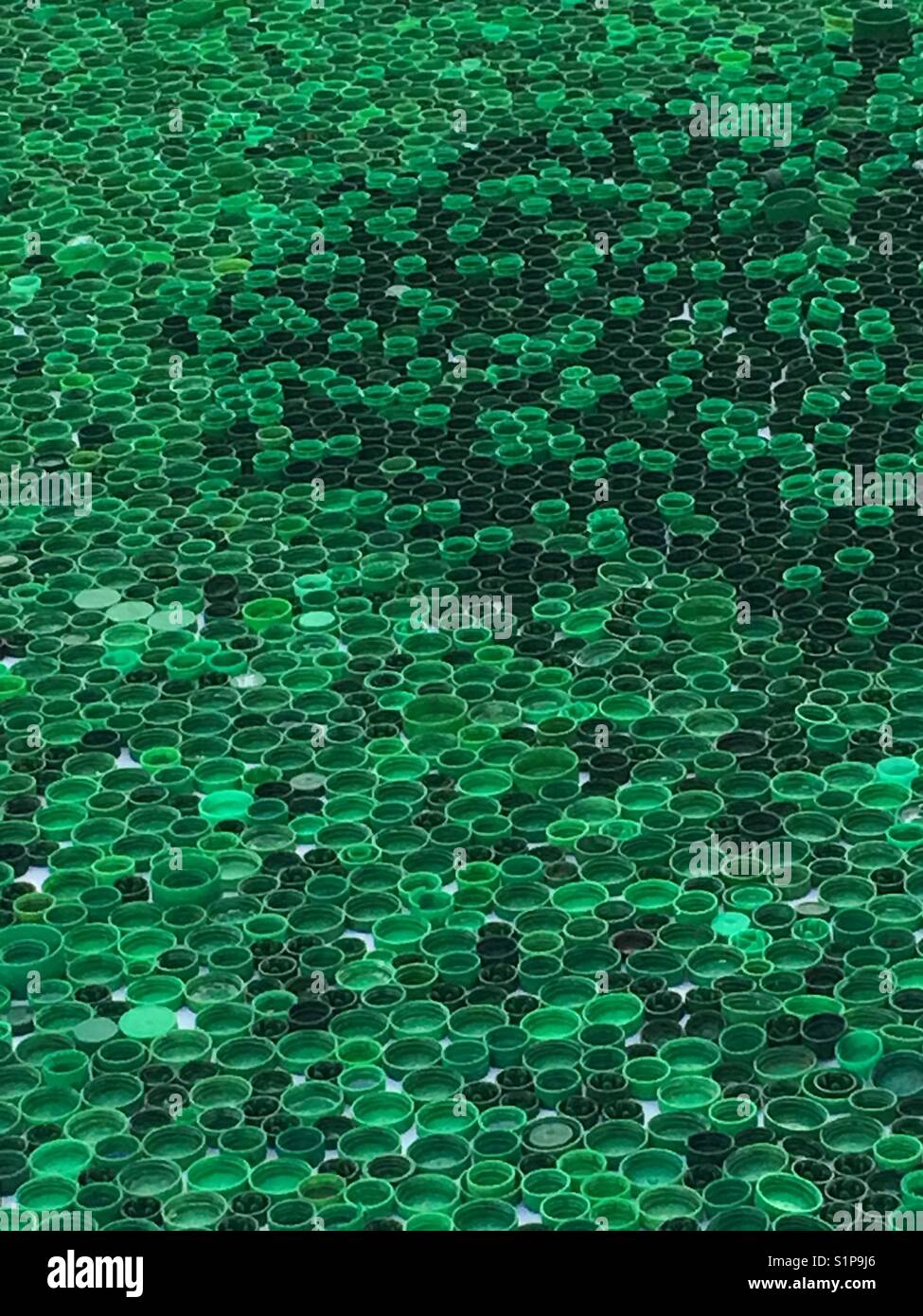 Grün Kunststoff Flasche Oberseiten Stockfoto