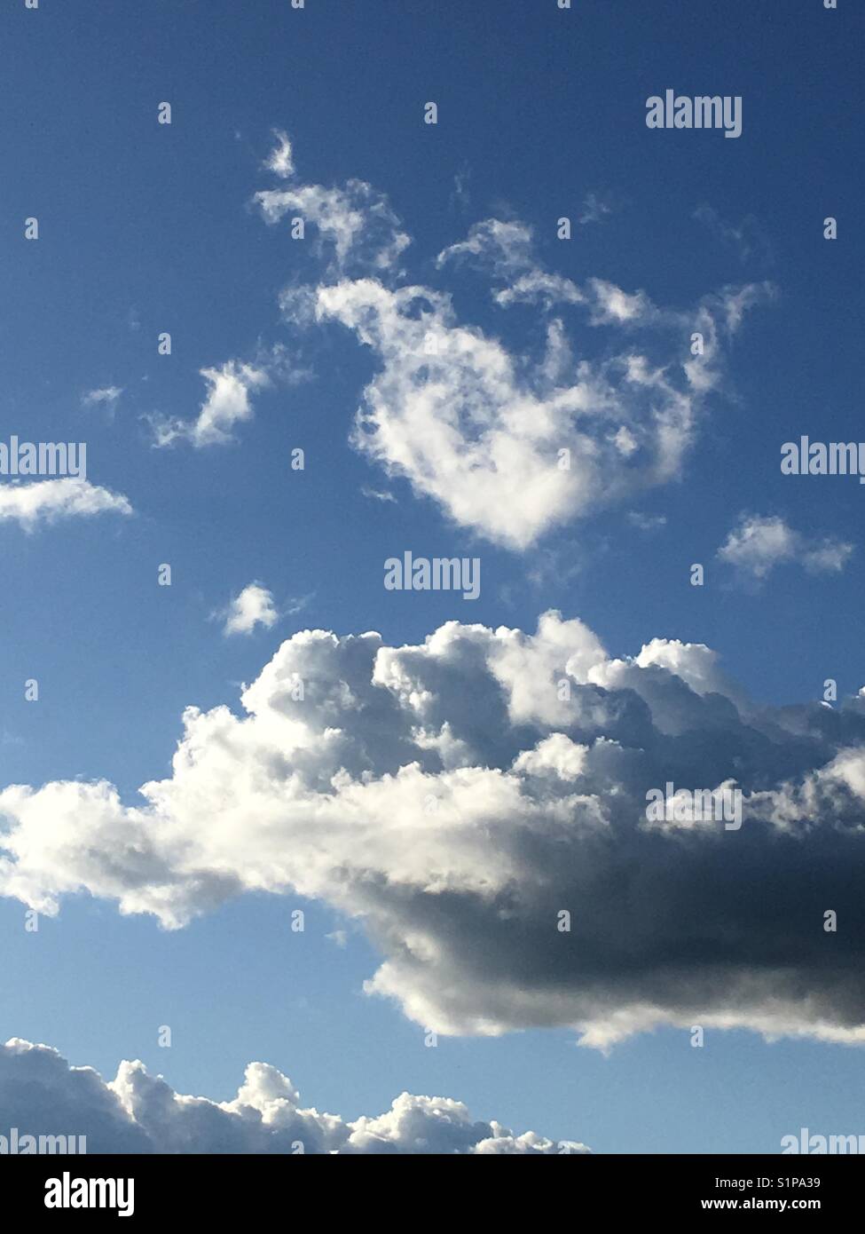 Weiße flauschige Wolken Stockfoto