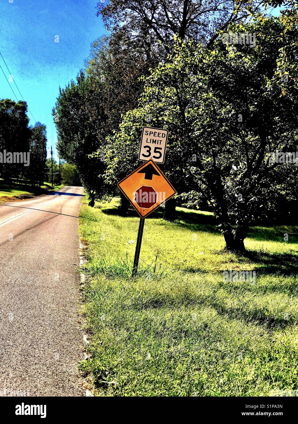 Geschwindigkeit - Begrenzung Zeichen und stop-ahead Warnschild an Land Fahrbahn im ländlichen Tennessee Stockfoto