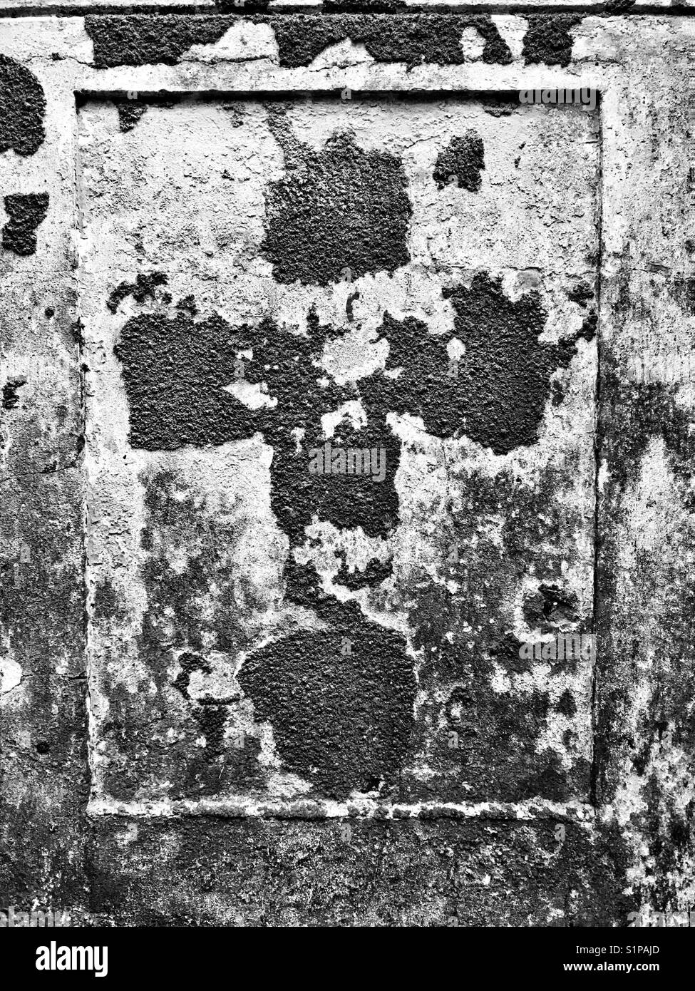 Einer verfallenden Kreuz Form an der Mauer des Friedhofs auf einem alten Grab Stockfoto