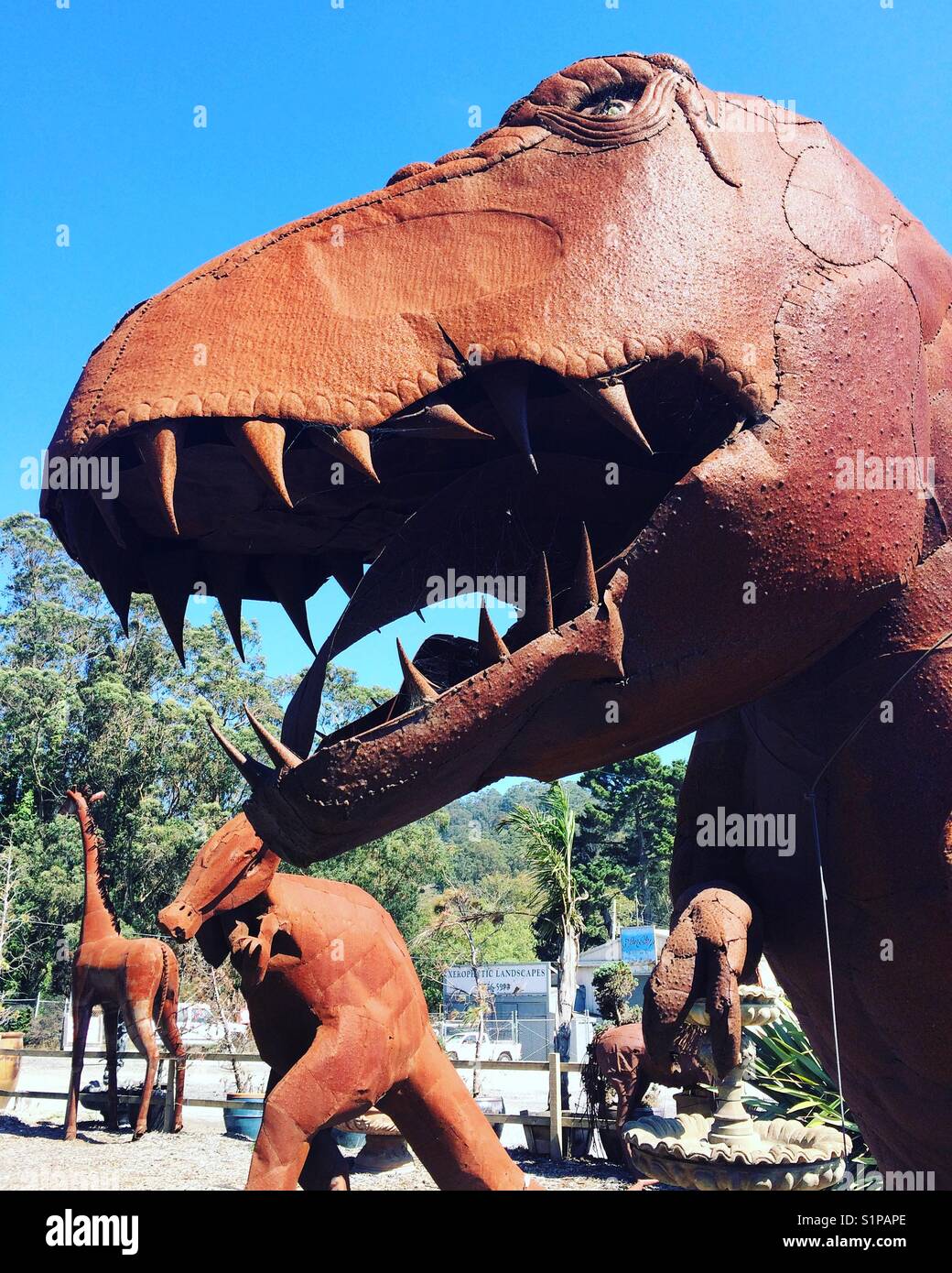Metall Dinosaurier Skulpturen, spanische Stadt Geschäfte, Half Moon Bay, Kalifornien - Smartphone-aufgenommenes Stockfoto