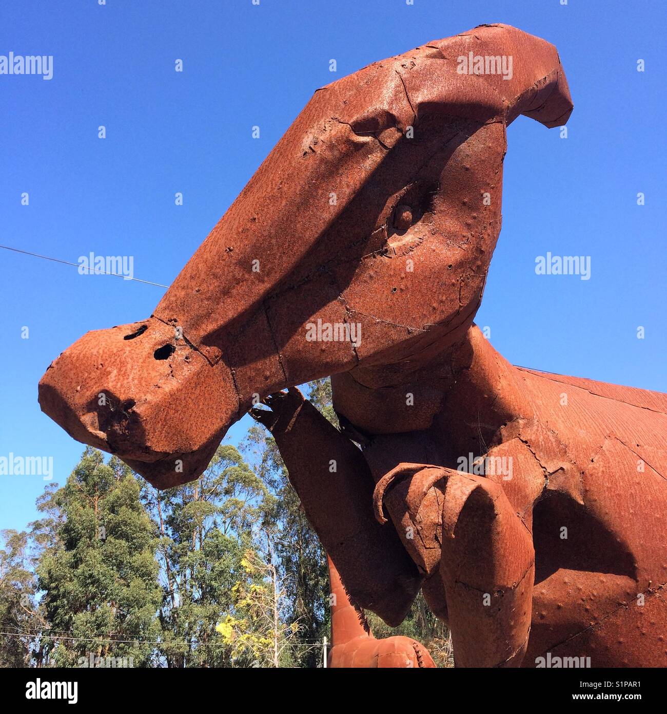 Metall Dinosaurier Skulptur, spanische Stadt Geschäfte, Half Moon Bay, Kalifornien - Smartphone-aufgenommenes Stockfoto