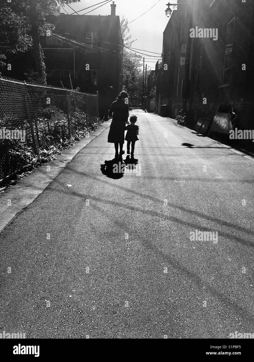 Straßenszene, zwei Silhouetten - Smartphone-aufgenommenes Stockfoto