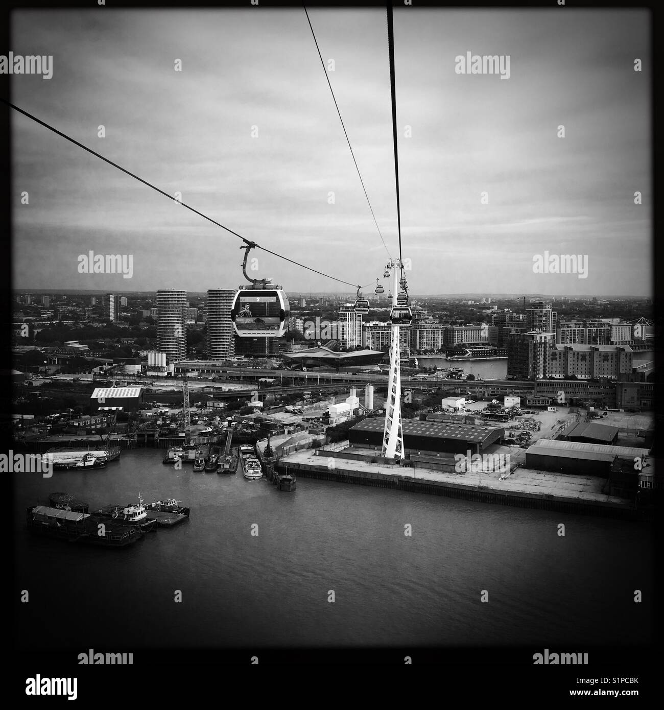 Emirates Air Line Cable Car über die Themse in London Greenwich Stockfoto