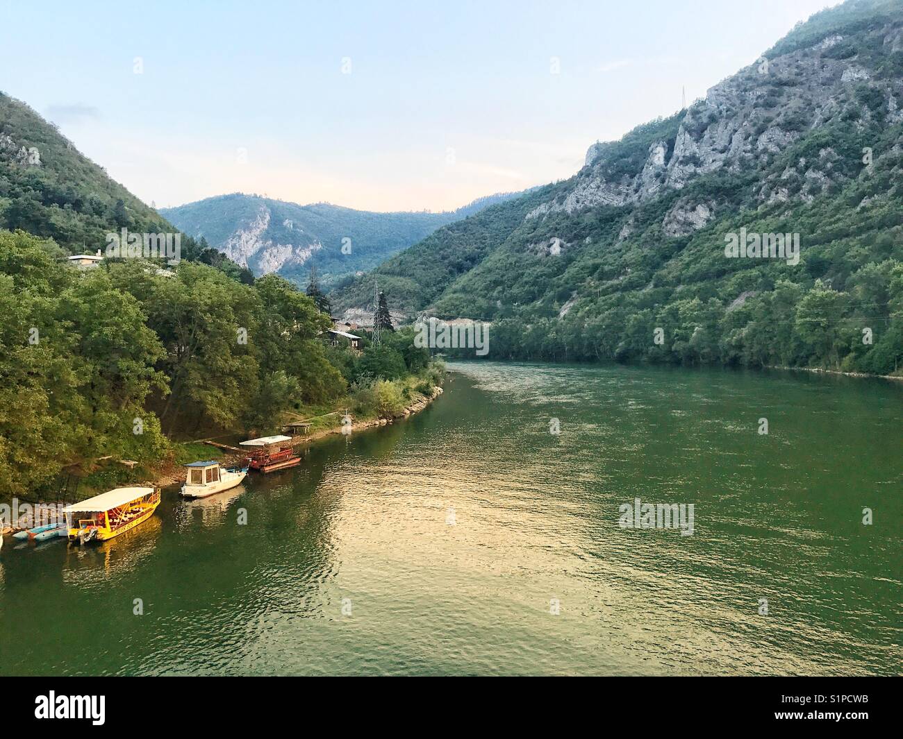 Drina River nahe Visegrad Bosnien und Herzegowina - Smartphone-aufgenommenes Stockfoto