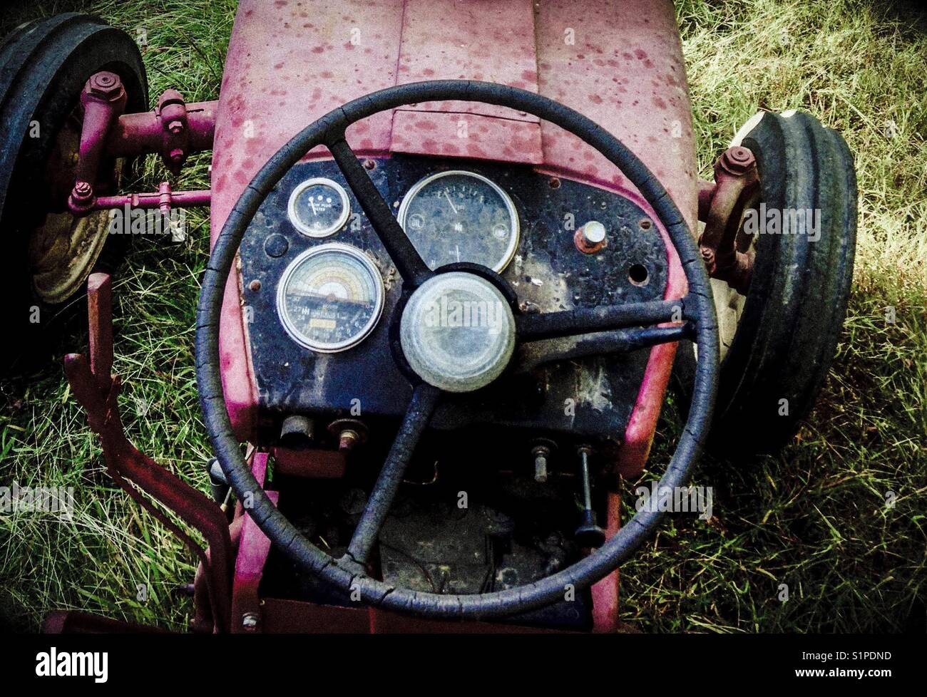 Rotes Traktorlenkrad in Vintage-Rot Stockfoto