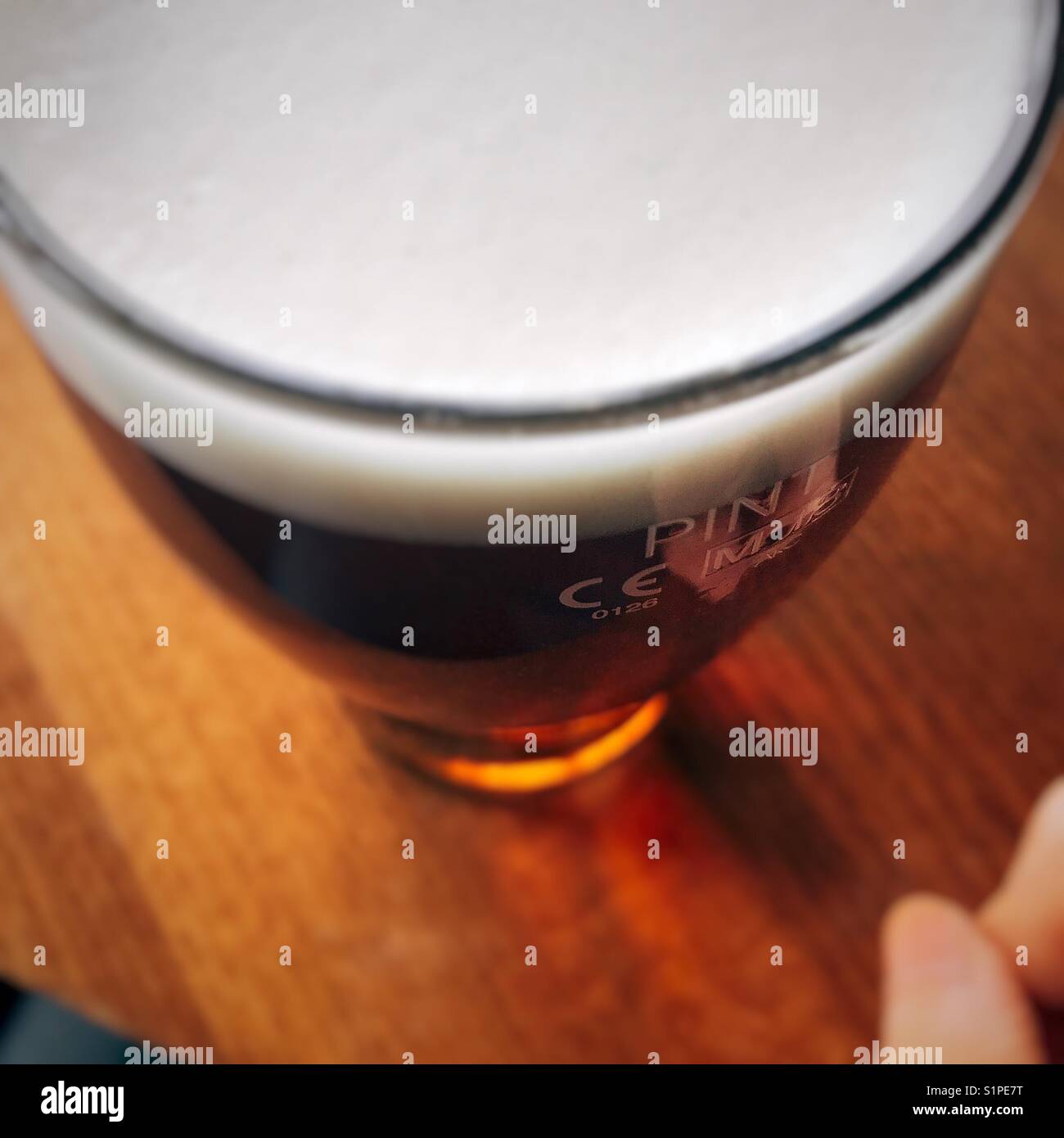 Genießen Sie ein Pint Bier Stockfoto