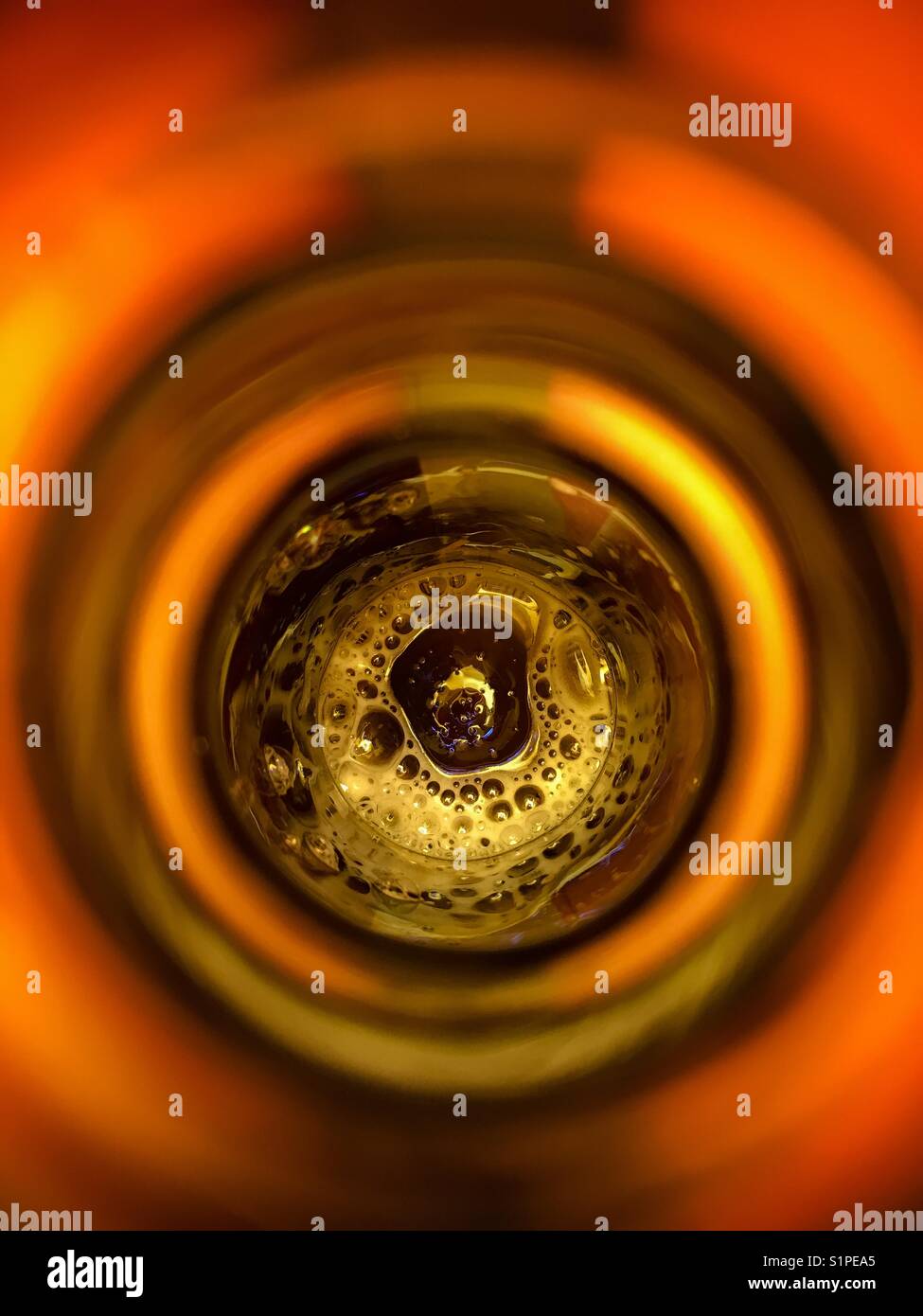 Ich schaue in eine Bierflasche - Smartphone-aufgenommenes Stockfoto