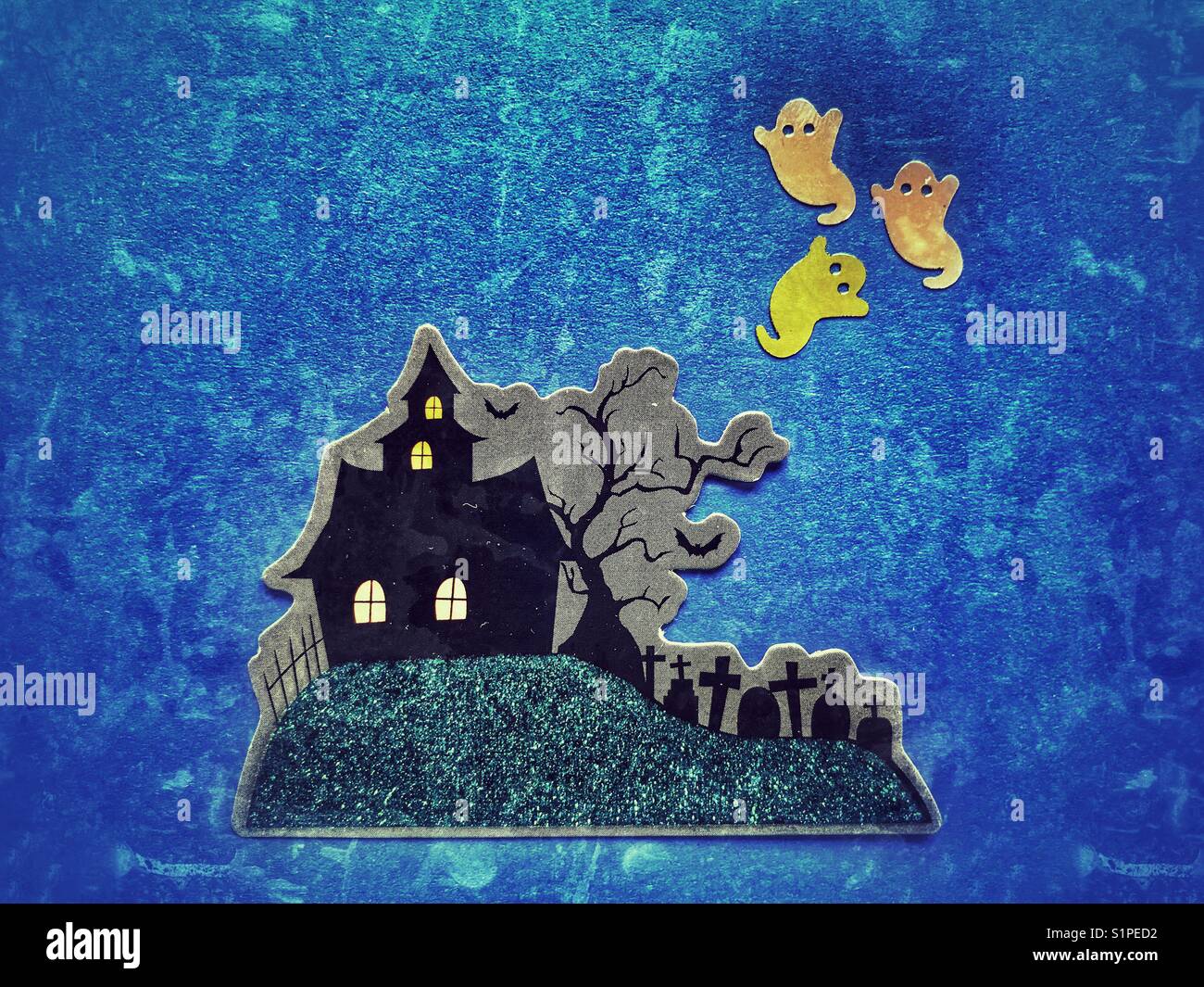 Halloween. Haunted House und Geister - Smartphone-aufgenommenes Stockfoto