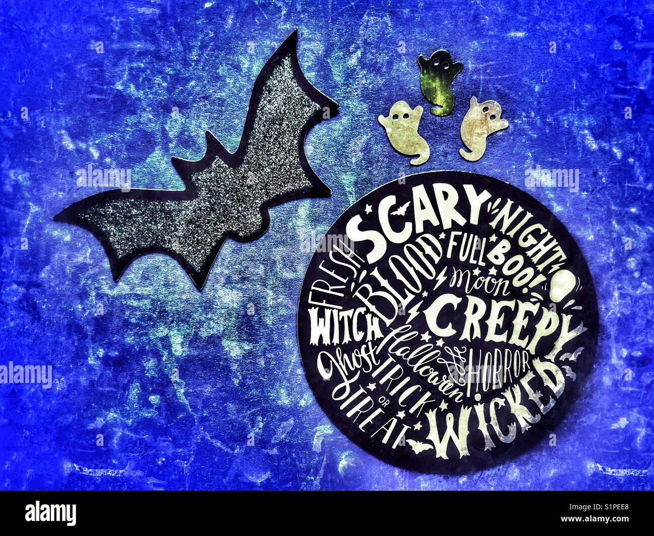 Halloween. Collage aus Pailletten Geister, glitzernde bat und gruselige Worte - Smartphone-aufgenommenes Stockfoto