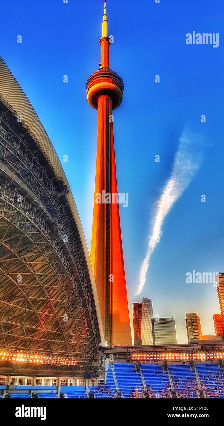 CN Tower aus dem Rogers Centre, Toronto, Ontario, Kanada Stockfoto