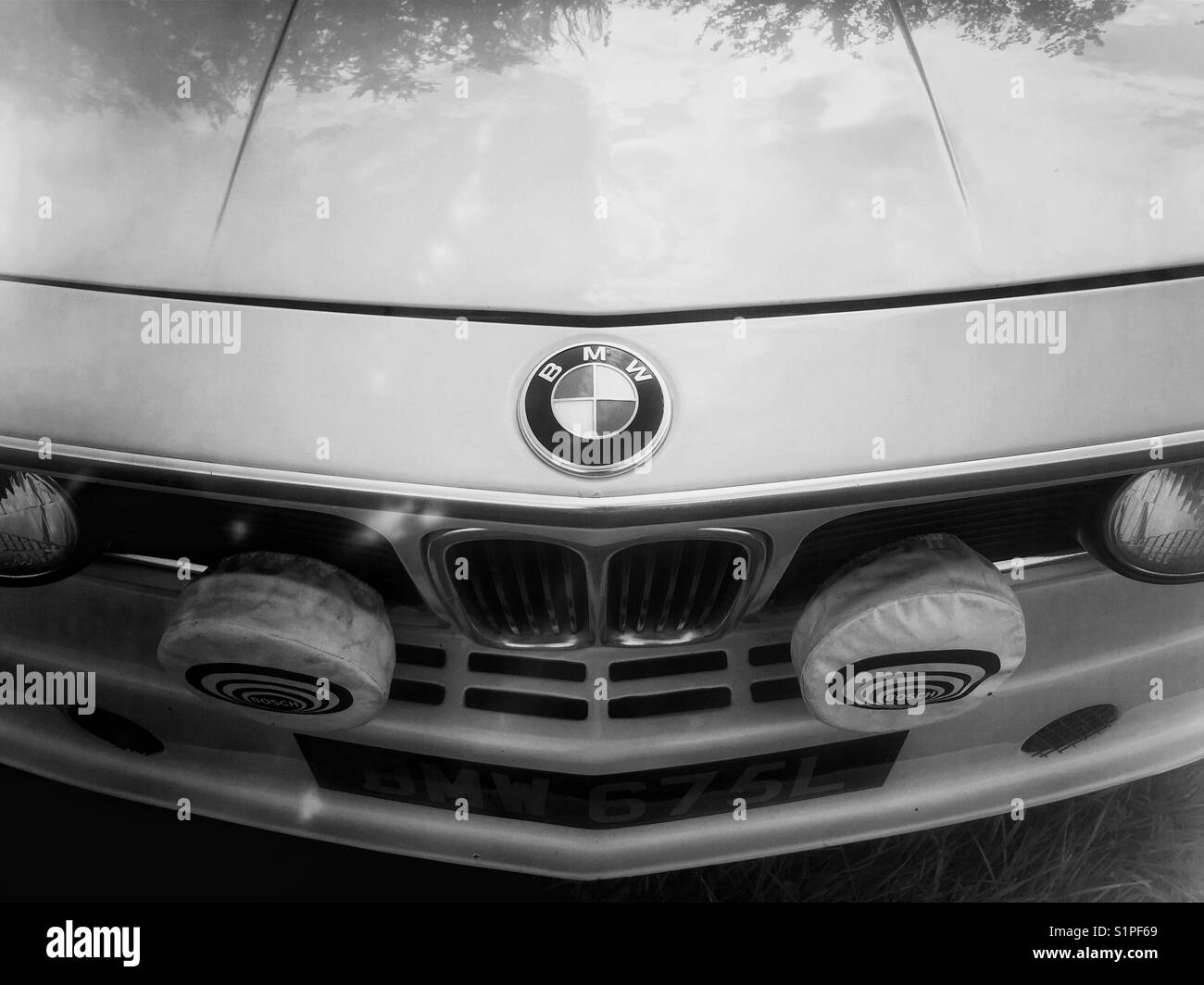 Die BMW Abzeichen auf der Motorhaube eines klassischen BMW Sport Auto bei einem Oldtimertreffen in Hampshire gesehen. Stockfoto