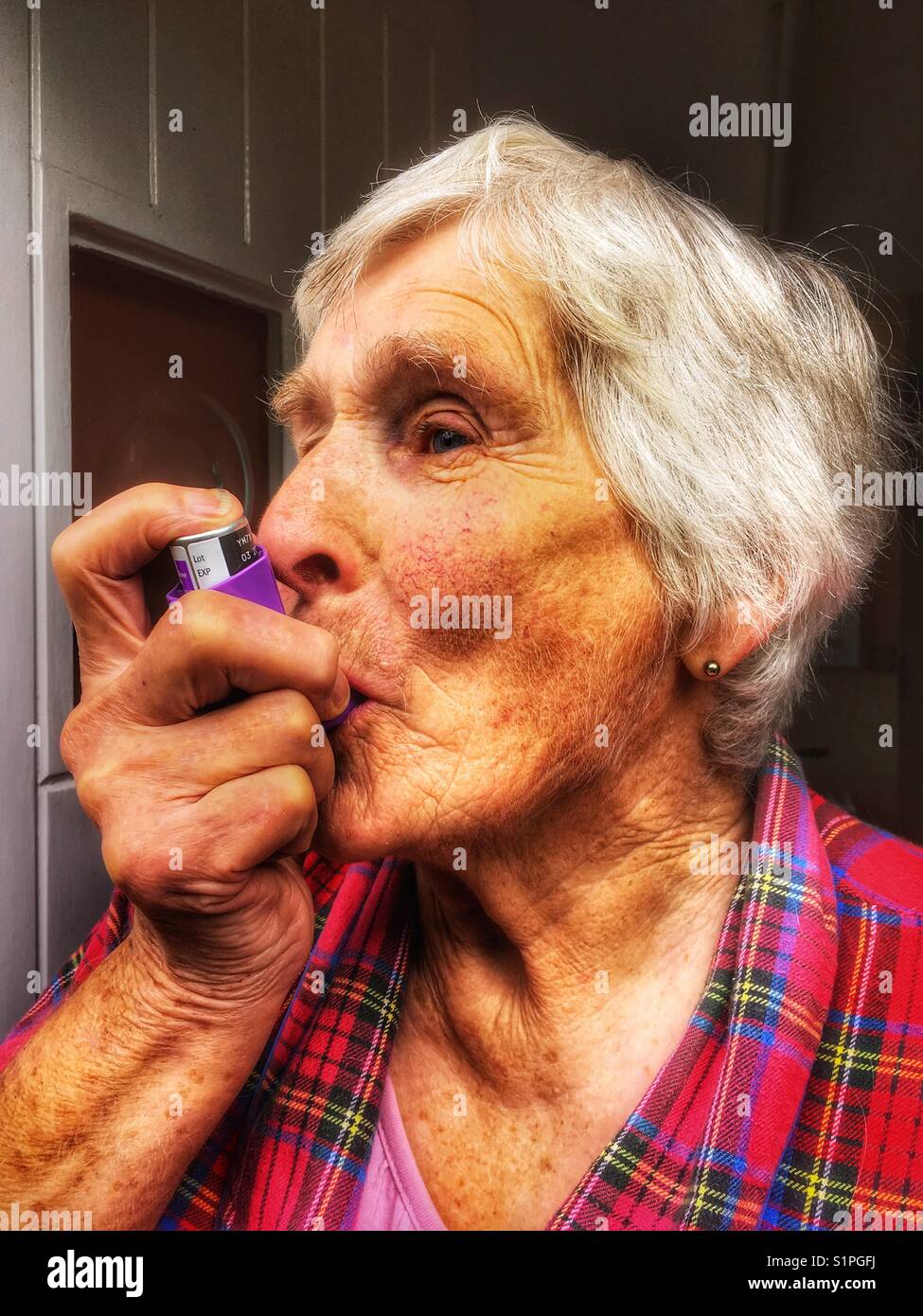 Ältere Frau mit Inhalator für Asthma Stockfoto