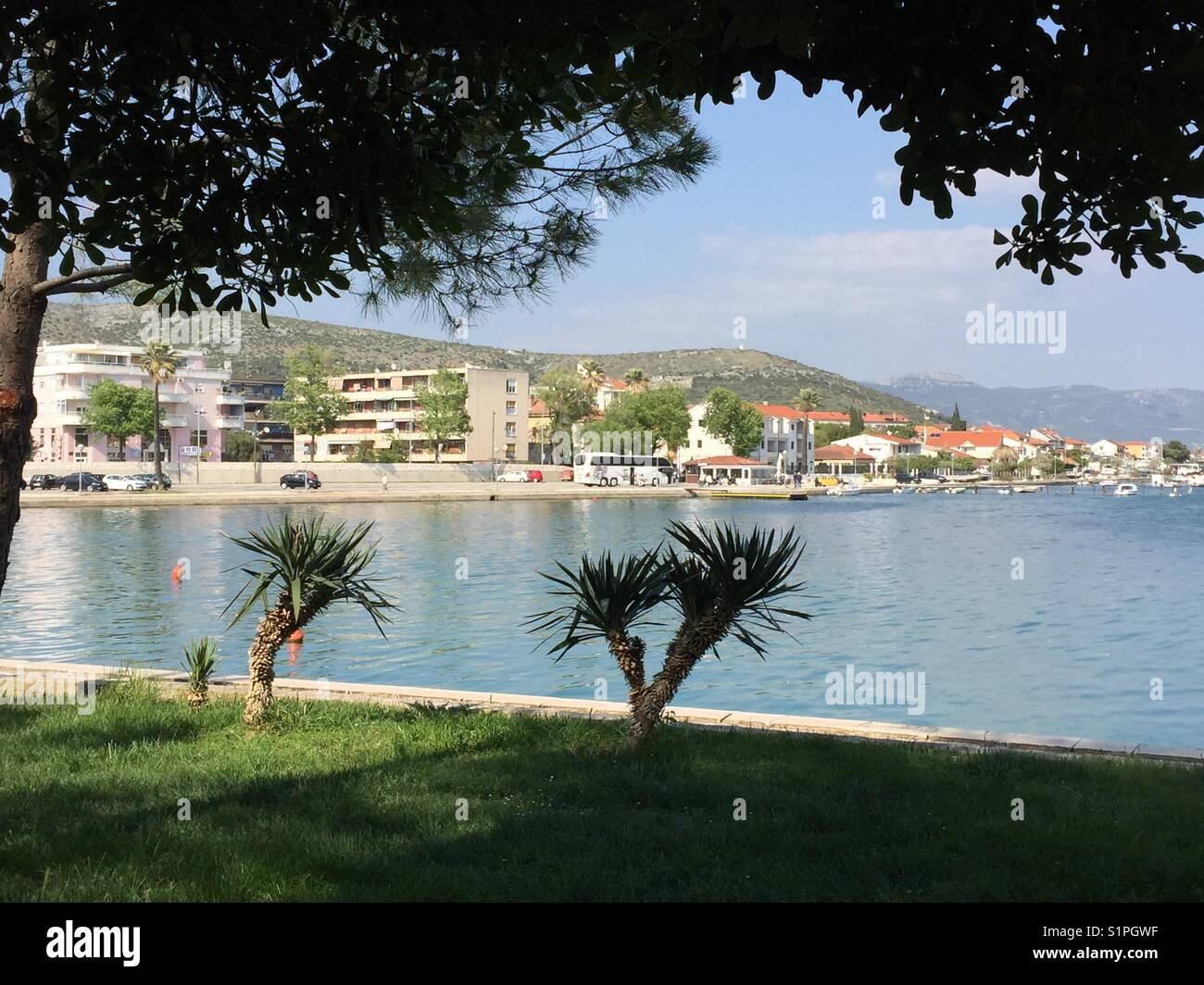 Blick über die Bucht von Trogir auf dem Festland in Dalmatien, Kroatien. Stockfoto