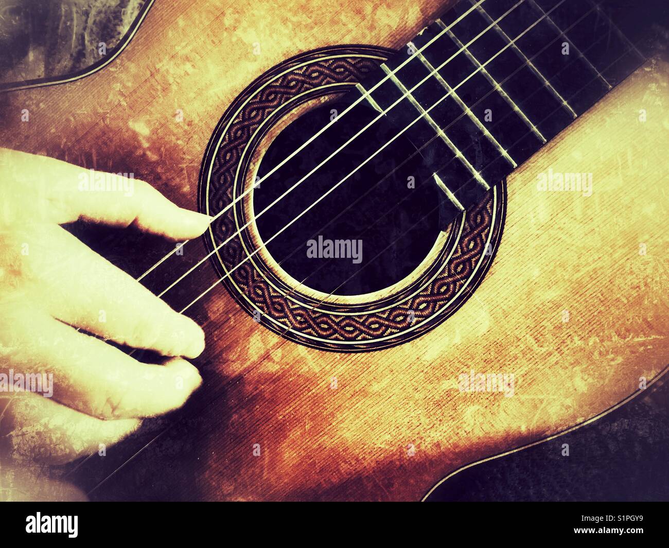 Frau spielen Smallman Gitarre, Nahaufnahme der rechten Hand auf Streicher und Schallloch. - Smartphone-aufgenommenes Stockfoto