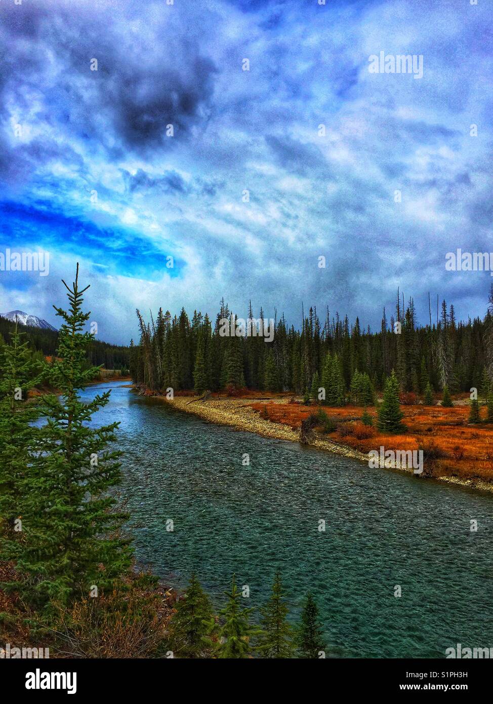 In der Nähe von Feld, British Columbia, herbstliche Farben, und Kicking Horse River - Smartphone-aufgenommenes Stockfoto
