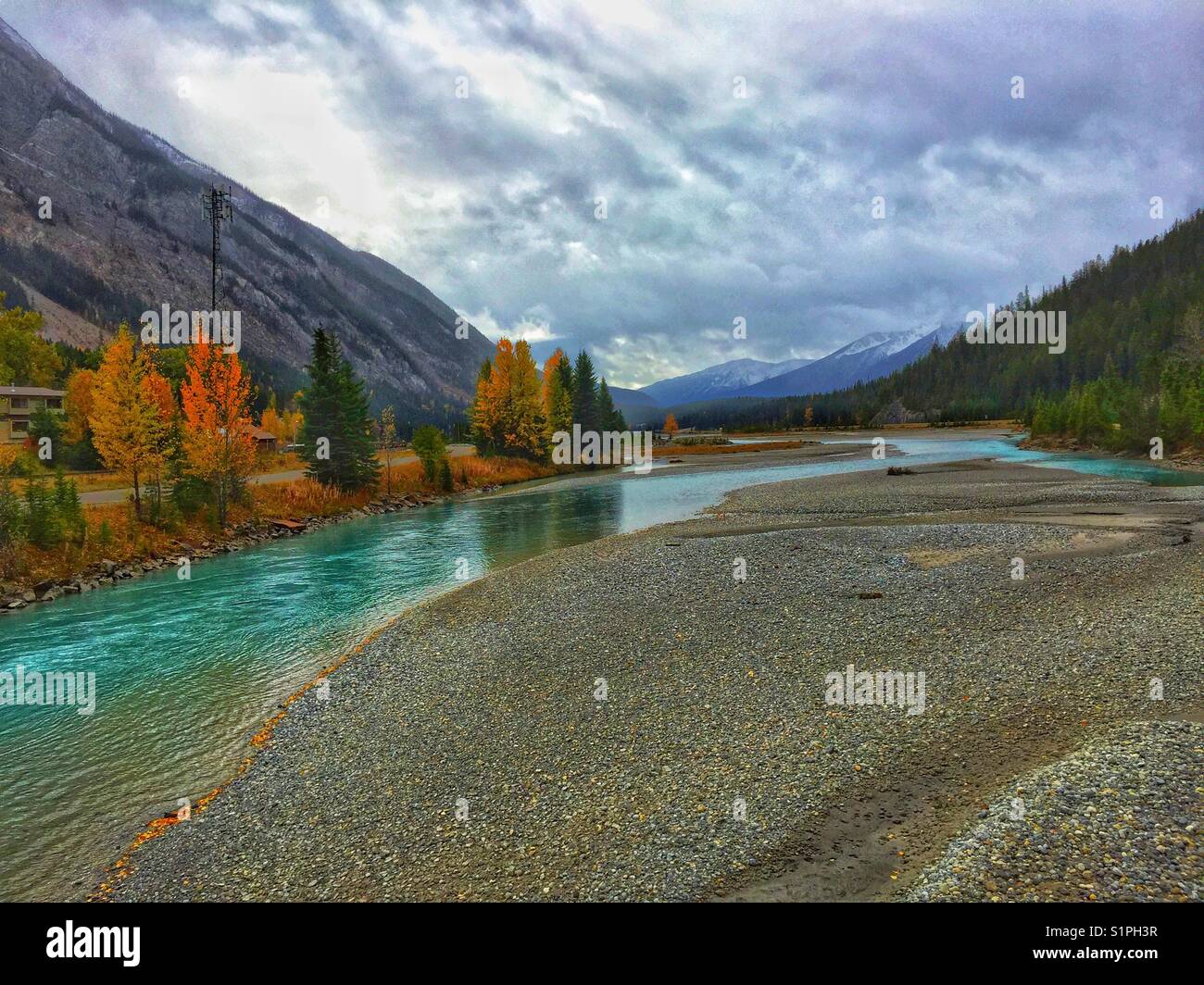 In der Nähe von Feld, British Columbia, herbstliche Farben, und Kicking Horse River - Smartphone-aufgenommenes Stockfoto