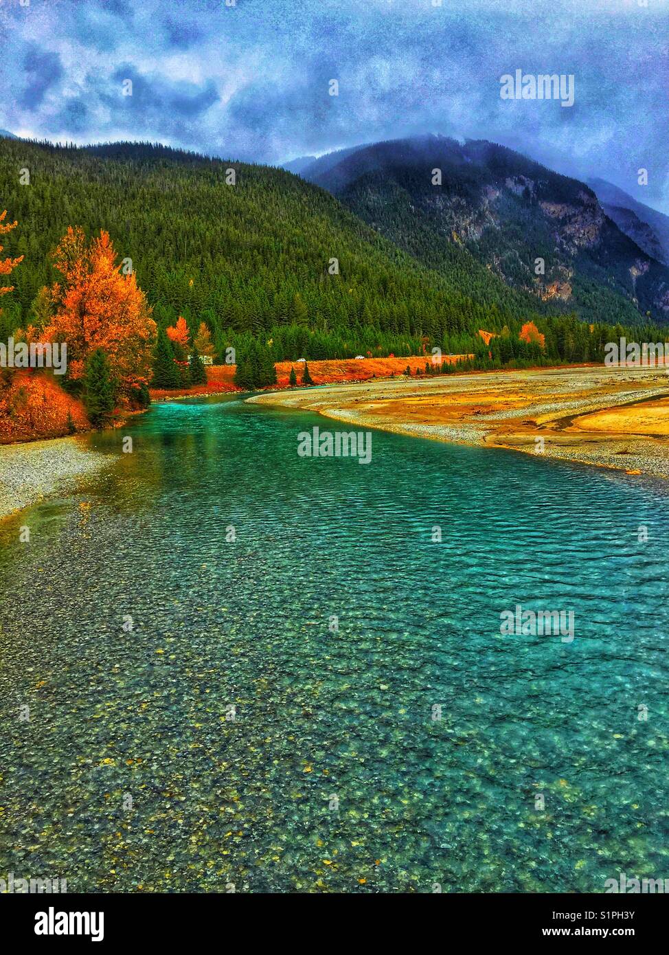 In der Nähe von Feld, British Columbia, herbstliche Farben, und Kicking Horse River - Smartphone-aufgenommenes Stockfoto