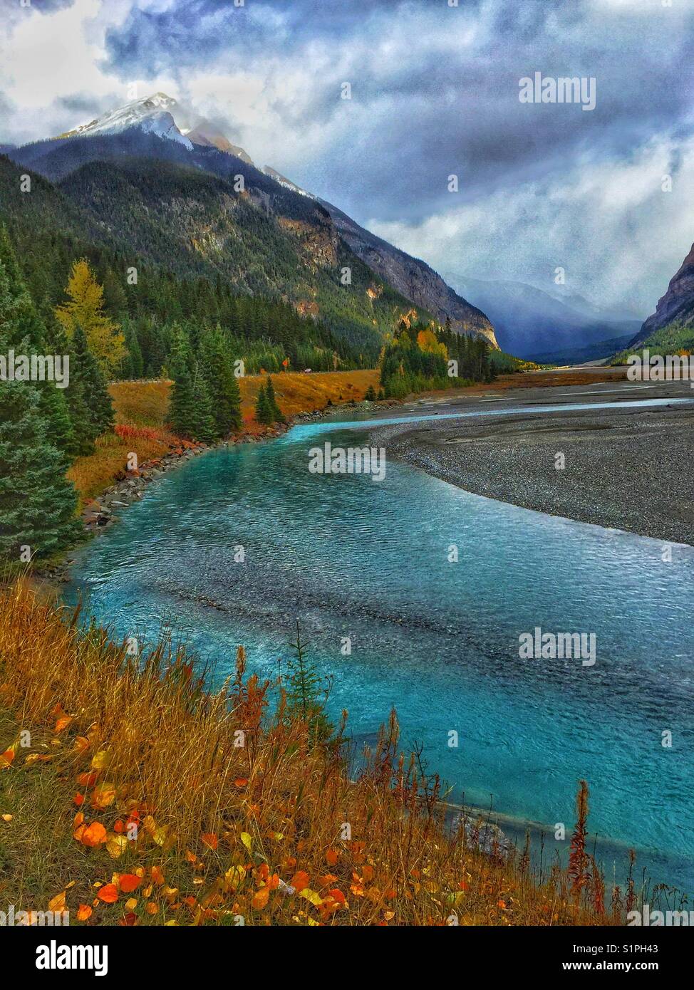 In der Nähe von Feld, British Columbia, herbstliche Farben, und Kicking Horse River - Smartphone-aufgenommenes Stockfoto