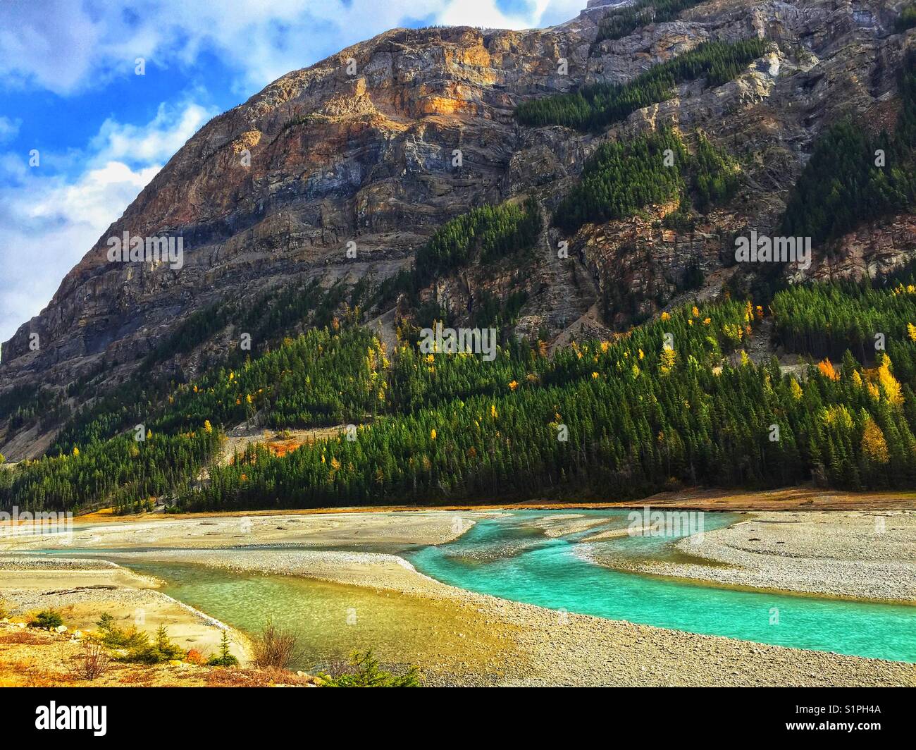 In der Nähe von Feld, British Columbia, herbstliche Farben, und Kicking Horse River - Smartphone-aufgenommenes Stockfoto