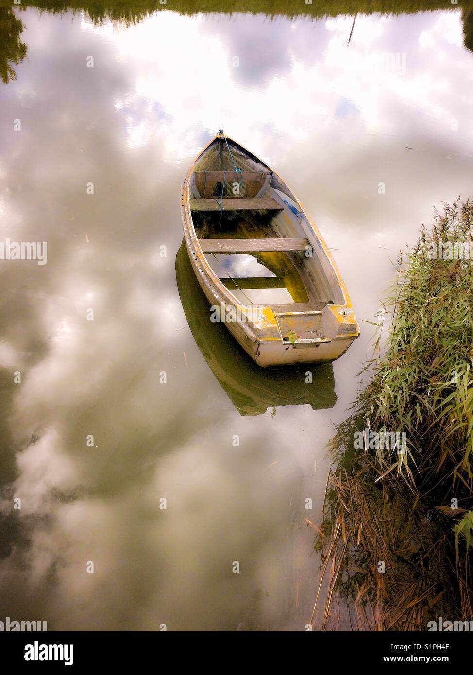 Verlassenes Ruderboot auf dem Fluss ALDE in Snape, Suffolk - Smartphone-aufgenommenes Stockfoto