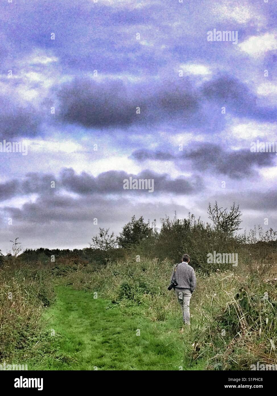 Der Mann mit der Kamera gehen an einem Naturpark Stockfoto