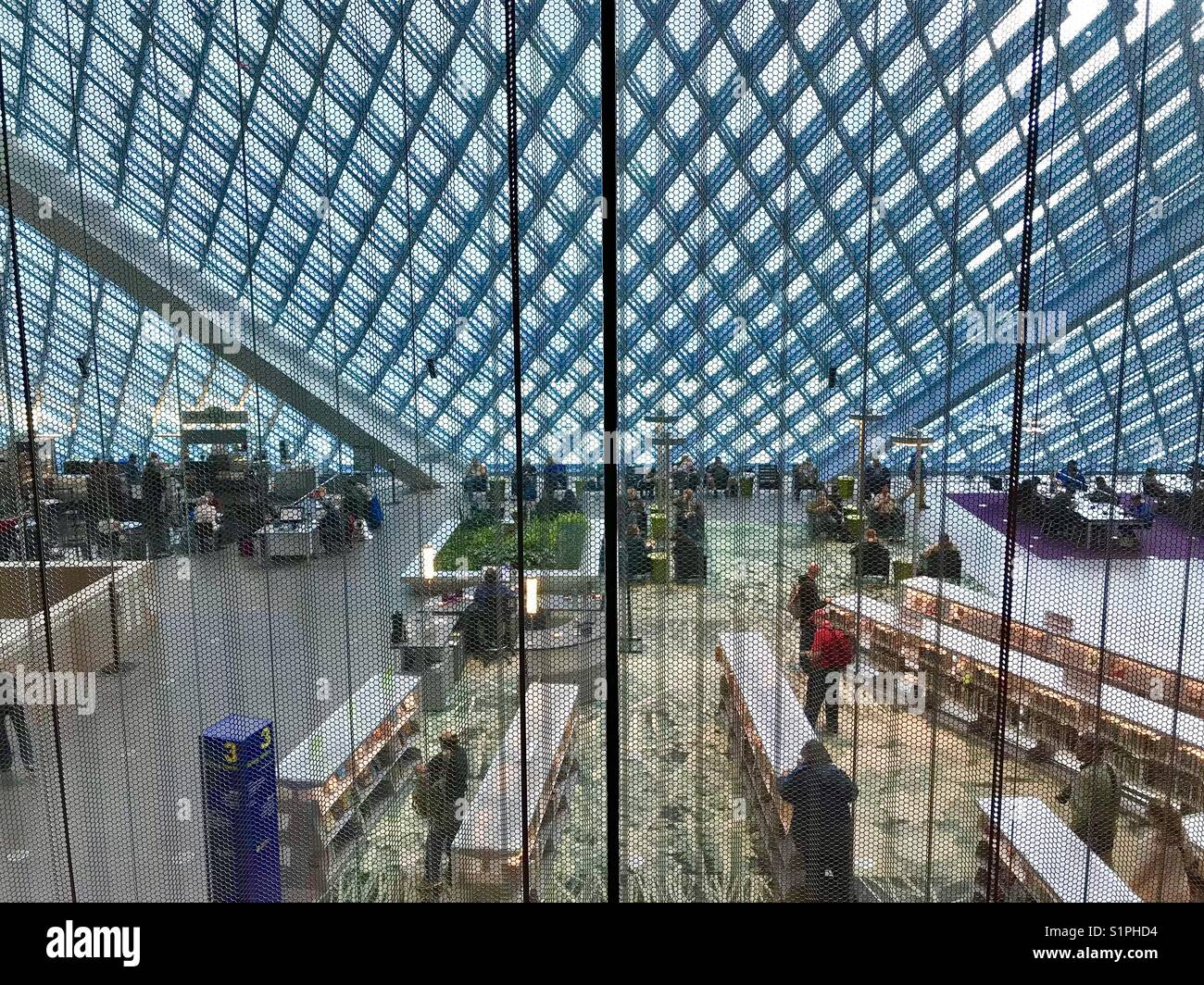 Innenraum von Seattle Downtown öffentliche Bibliothek - Smartphone-aufgenommenes Stockfoto