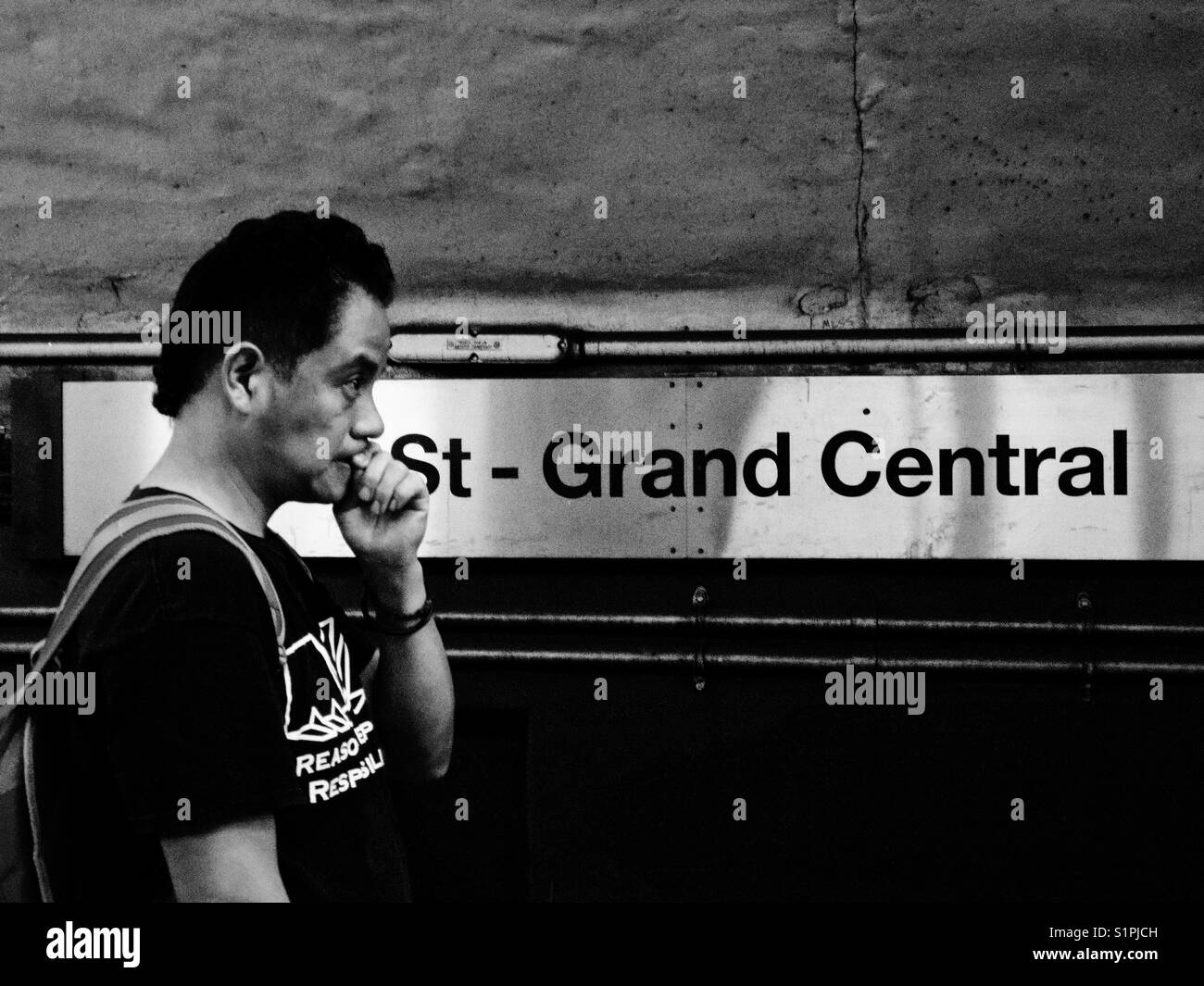 Gastarbeiter warten auf die 7-Linie der U-Bahn an der Grand Central Station in New York City auf seinem Weg zurück nach Hause in Queens - Smartphone-aufgenommenes Stockfoto