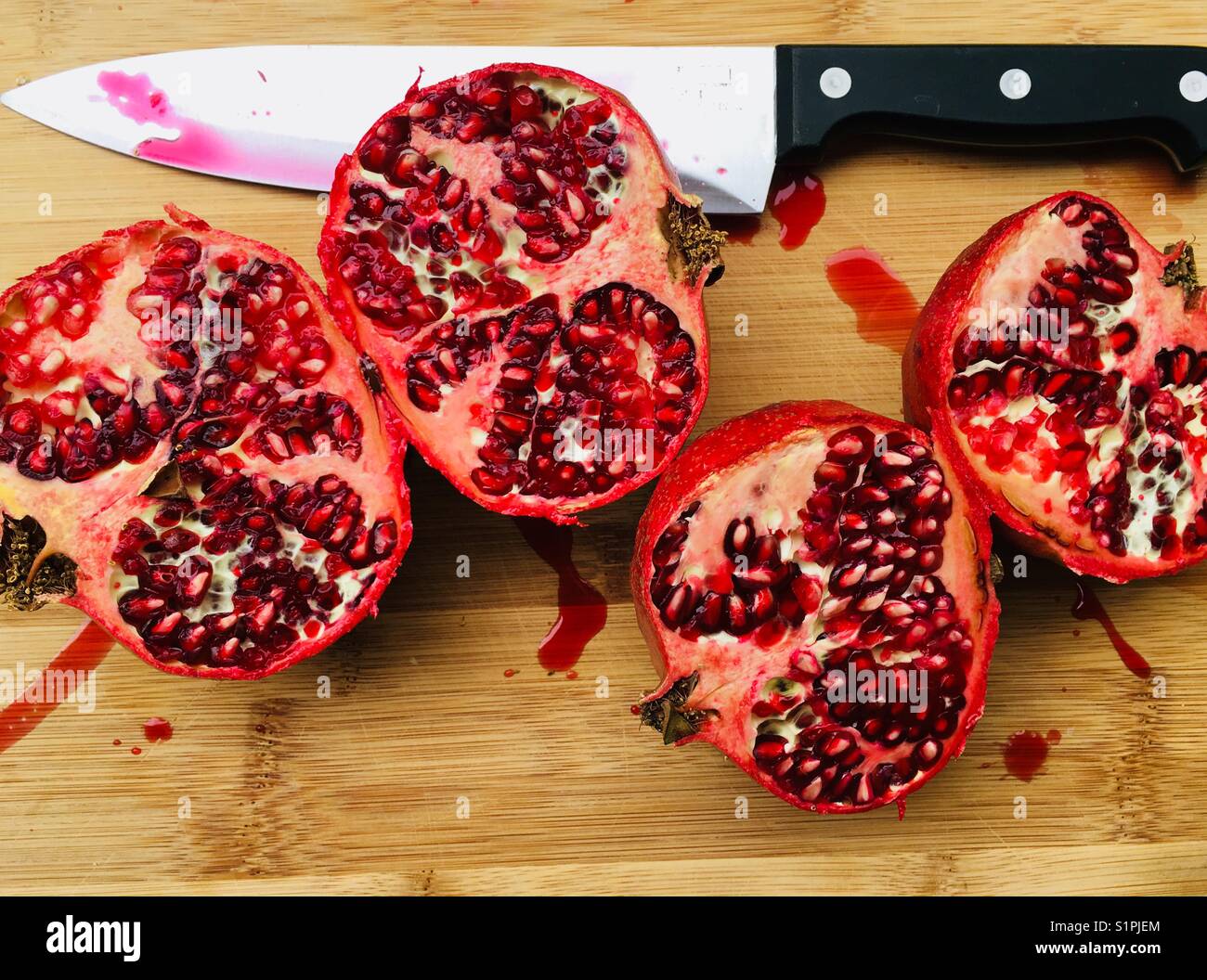 Granatapfel und Messer - Smartphone-aufgenommenes Stockfoto
