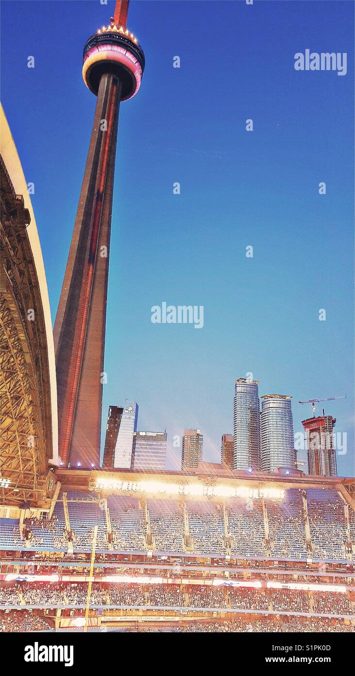 CN Tower von Rogers Centre während Baseball match, Toronto, Ontario, Kanada Stockfoto