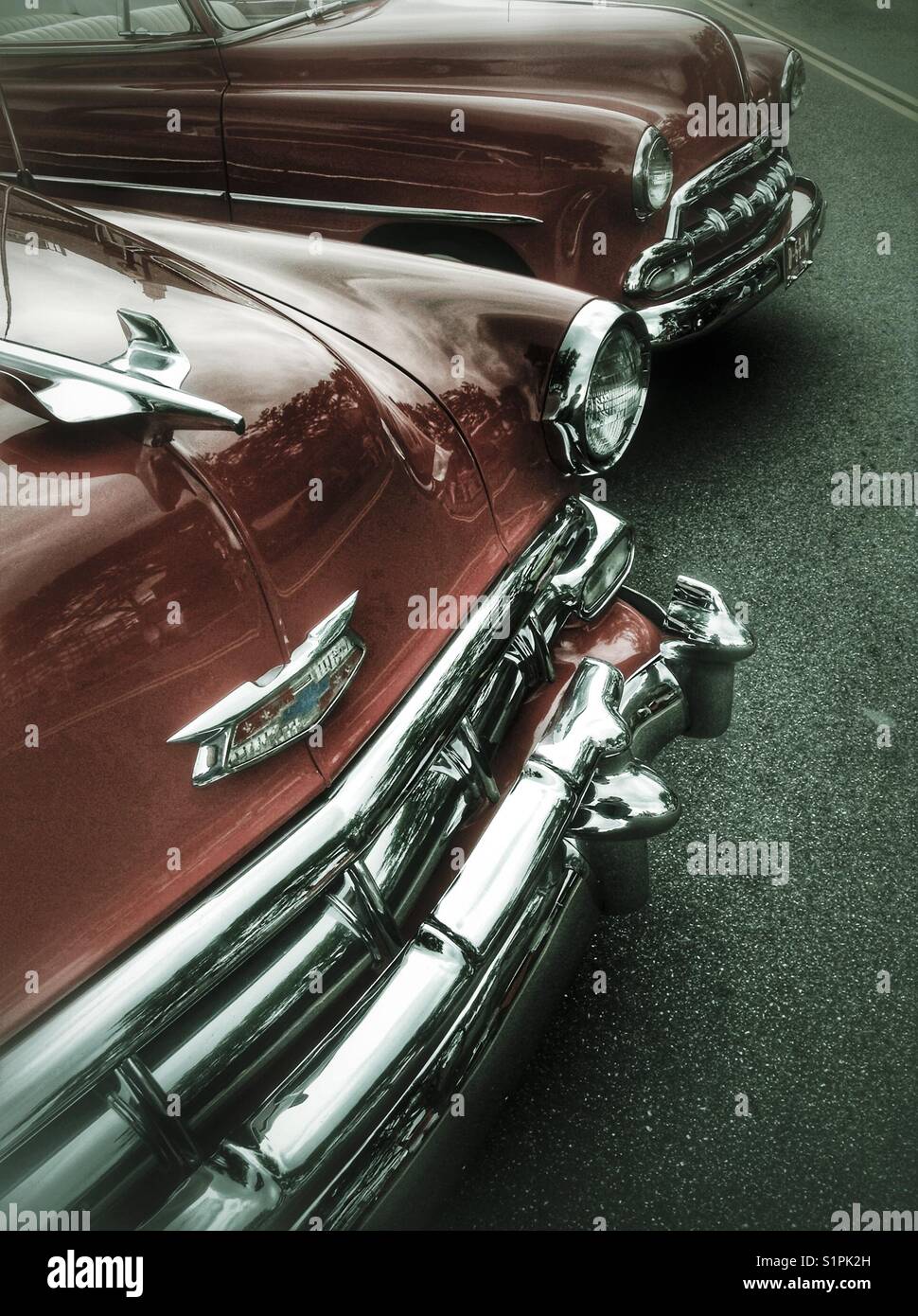 Zwei vintage Chevrolets geparkten Seite an Seite - Smartphone-aufgenommenes Stockfoto