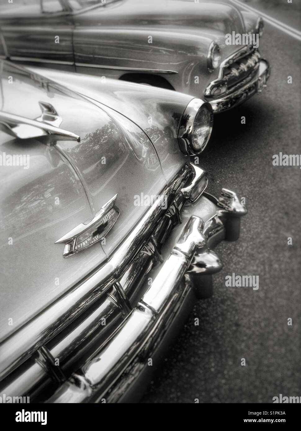 Zwei vintage Chevrolets geparkten Seite an Seite - Smartphone-aufgenommenes Stockfoto