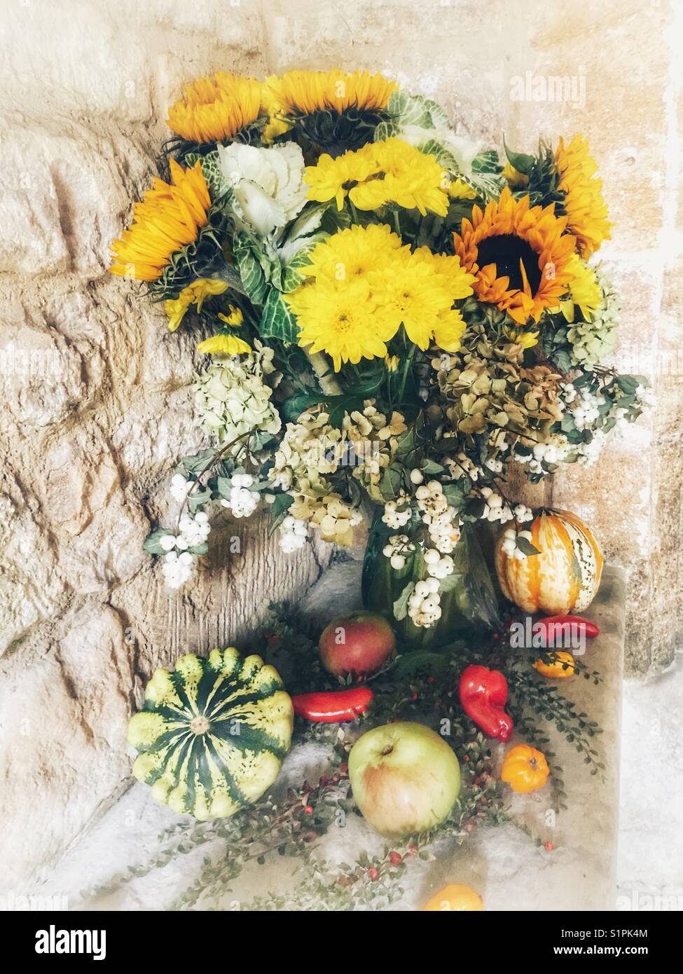 Anordnung von Blumen und Früchten zur Dekoration einer Kirche während des Erntefestes Stockfoto Anordnung von Blumen und Früchten zur Dekoration einer Kirche während des Erntefestes Stockfoto