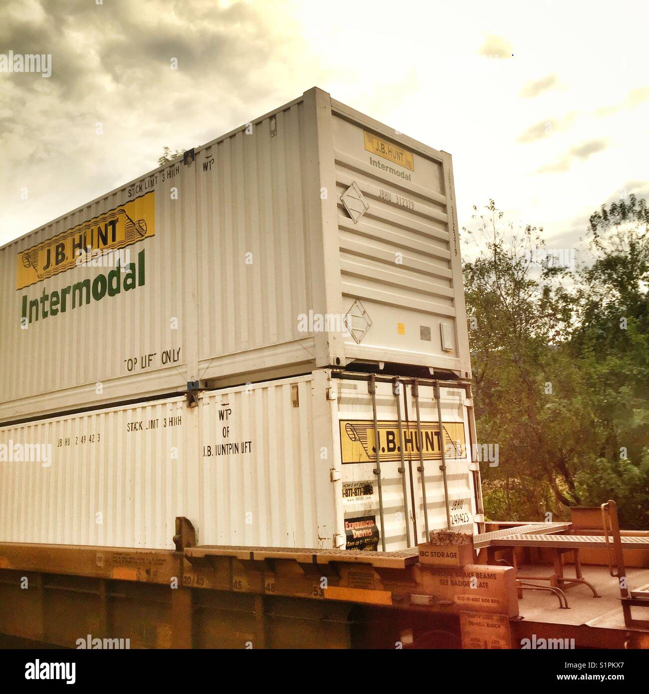 Eine Eisenbahn Güterwagen auf einer Bahnstrecke. Stockfoto