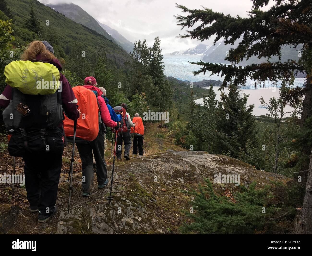 Wandern mit Freunden um Spencer Gletscher Alaska. Stockfoto
