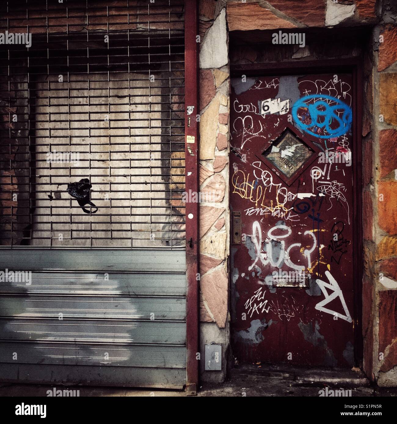 Ein Graffiti bedeckt New York City Eingang Stockfoto