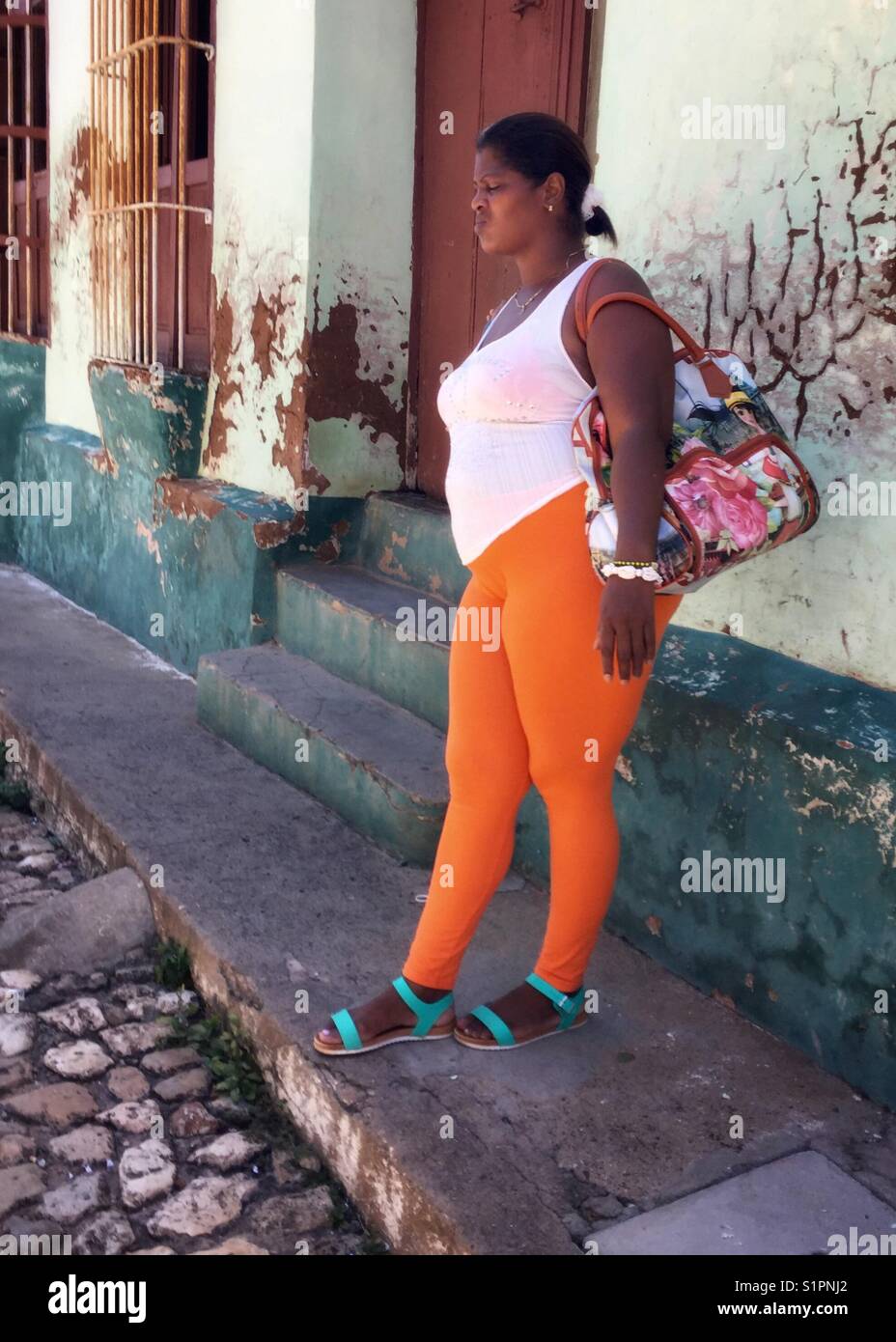 Bunte kubanischen Frau, die auf der Straße Stockfoto