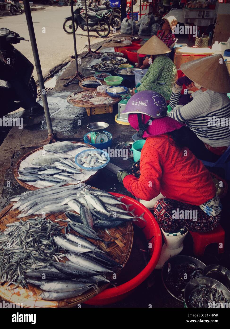 Bürgersteig Fischmarkt in Nha Trang. Stockfoto