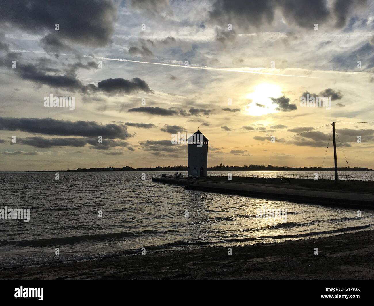 Batemans Tower, Brightlingsea, Essex, dargestellt am späten Nachmittag mit der Sonne tief am Himmel Stockfoto