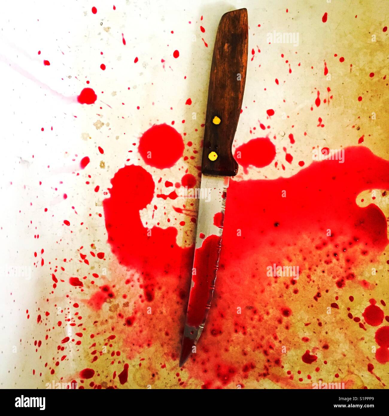 Scharfes Messer mit Blutspritzer-Konzept Stockfoto