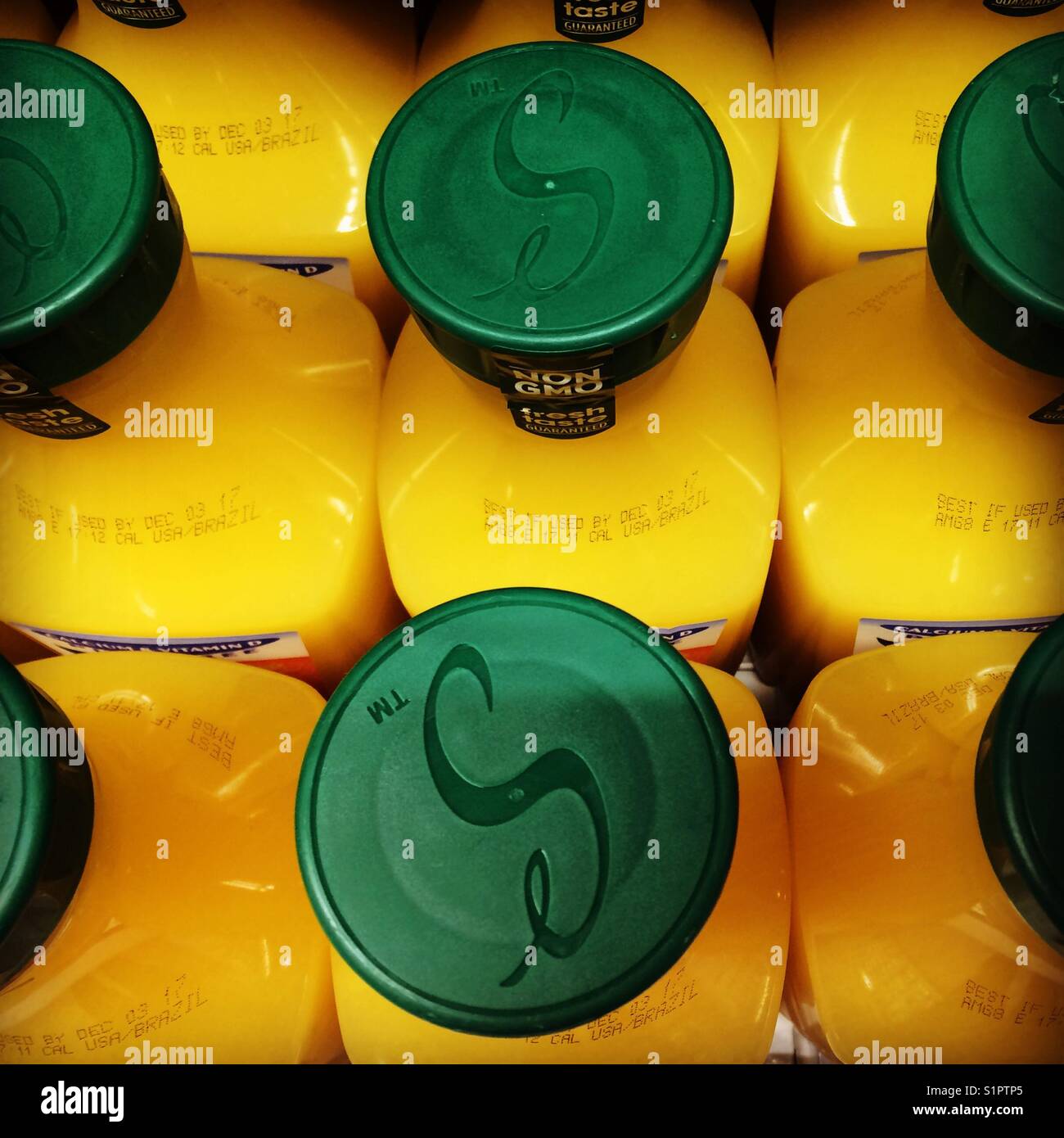 Orangensaft Flaschen im Lebensmittelgeschäft Stockfoto