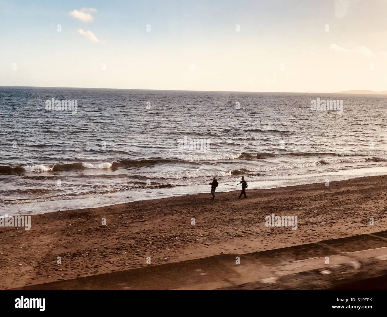 Zwei Männer, die Steine im Meer. Stockfoto