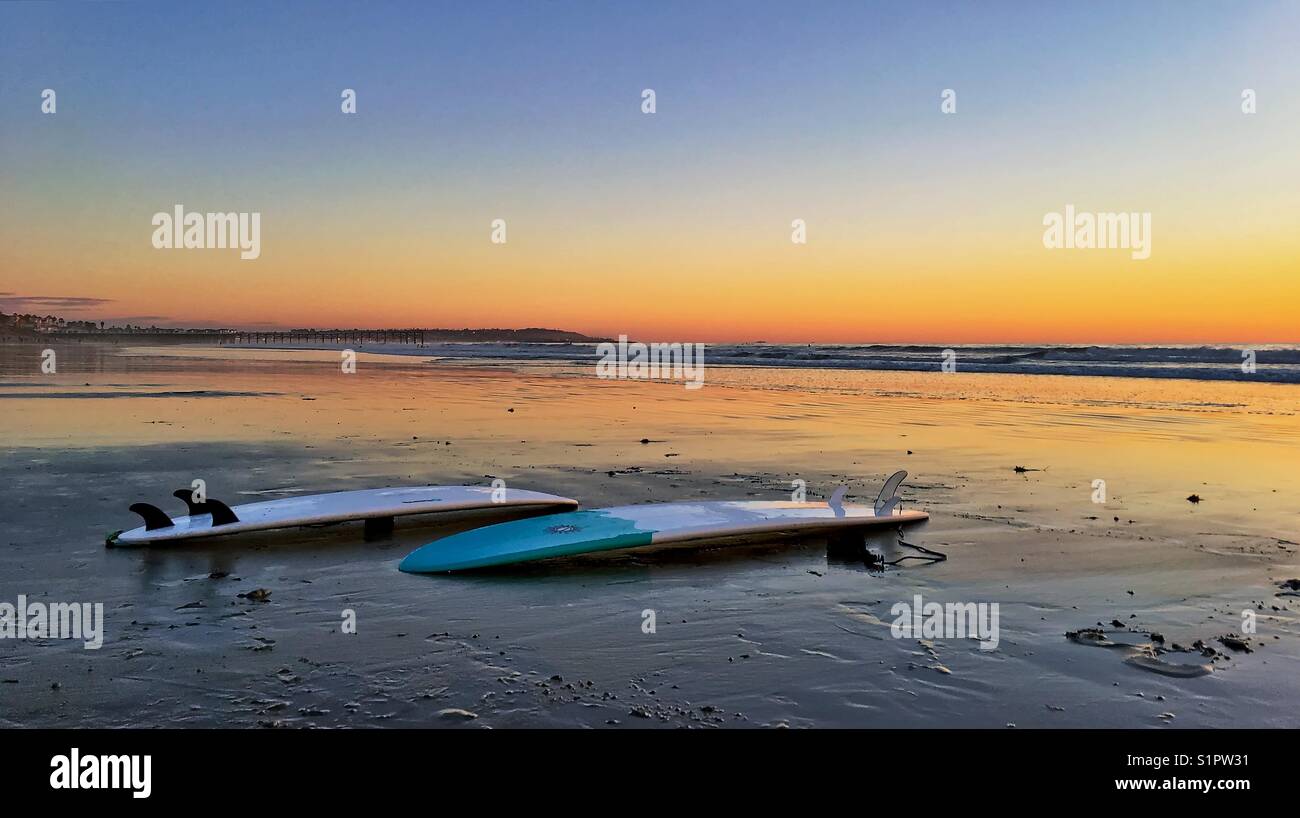 Zwei surfbretter am Strand mit einem goldenen Sonnenuntergang, Pacific Beach, San Diego, Kalifornien Stockfoto