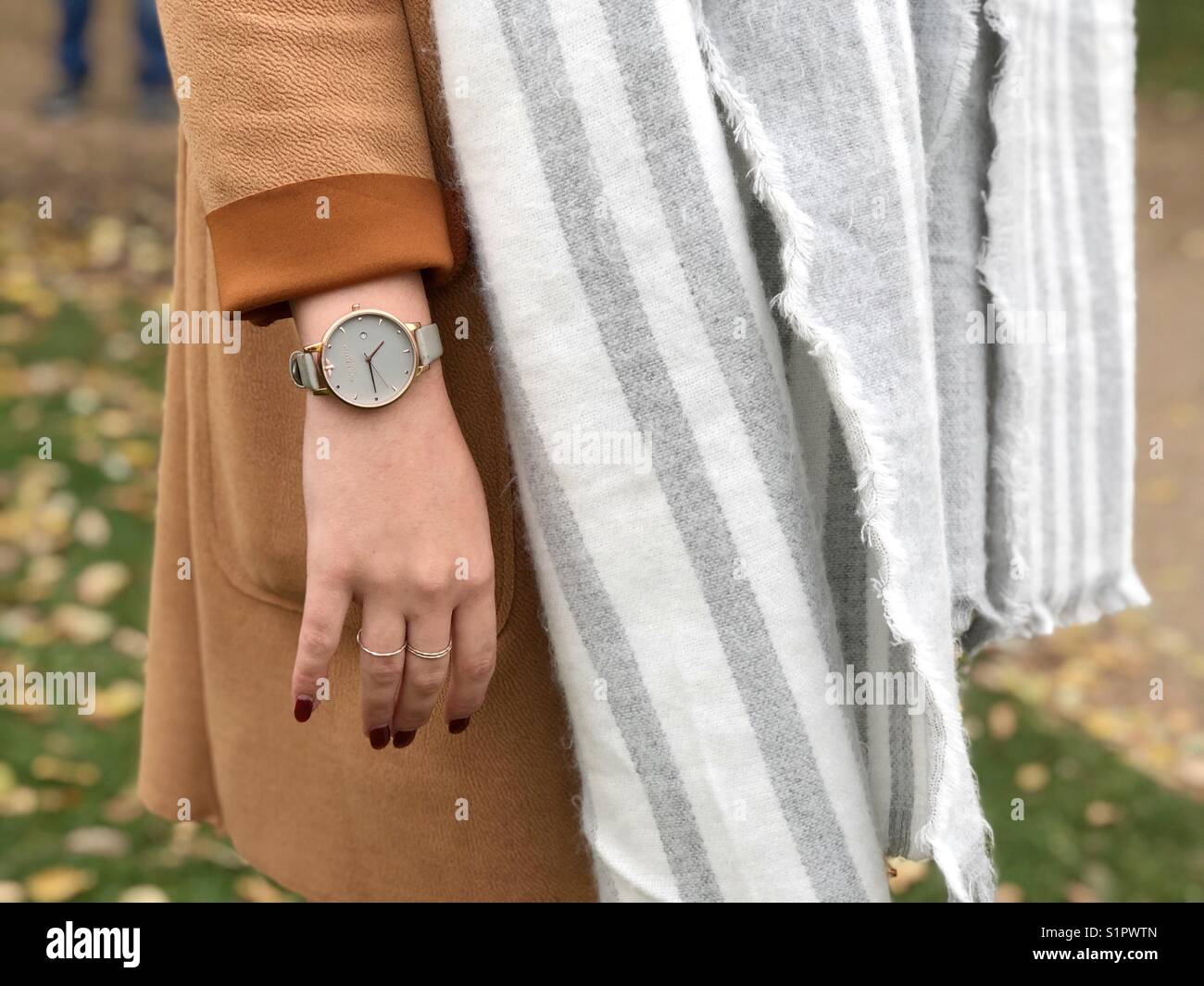 Schließen Sie die Ringe, und beobachten Sie auf Lady's Hand. Herbst Mode Stockfoto