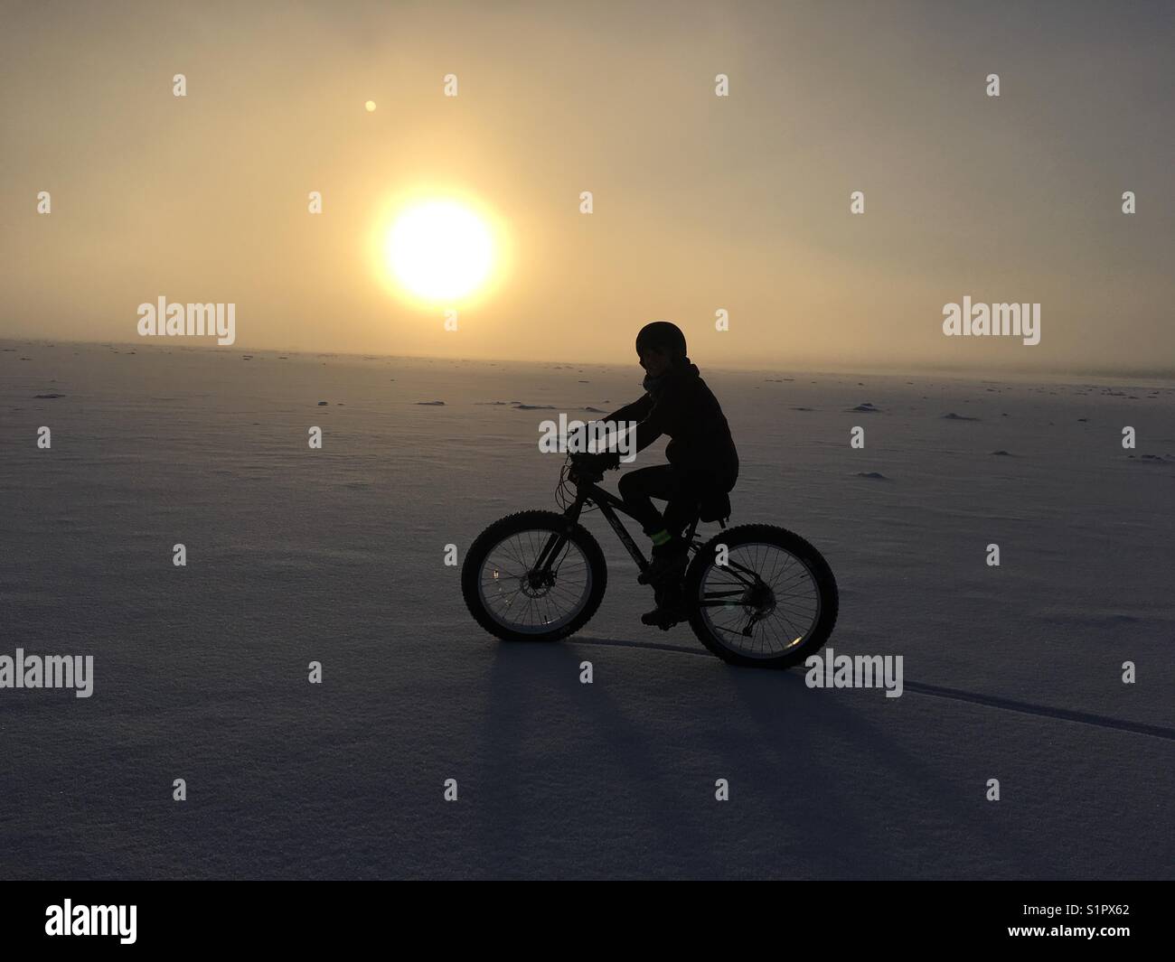 Fat Tire Bike entlang der Küste in Anchorage, Alaska bei Sonnenuntergang. Stockfoto
